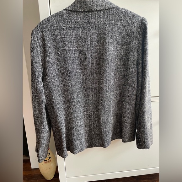 Beautifully tailored grey blazer - Picture 2 of 5